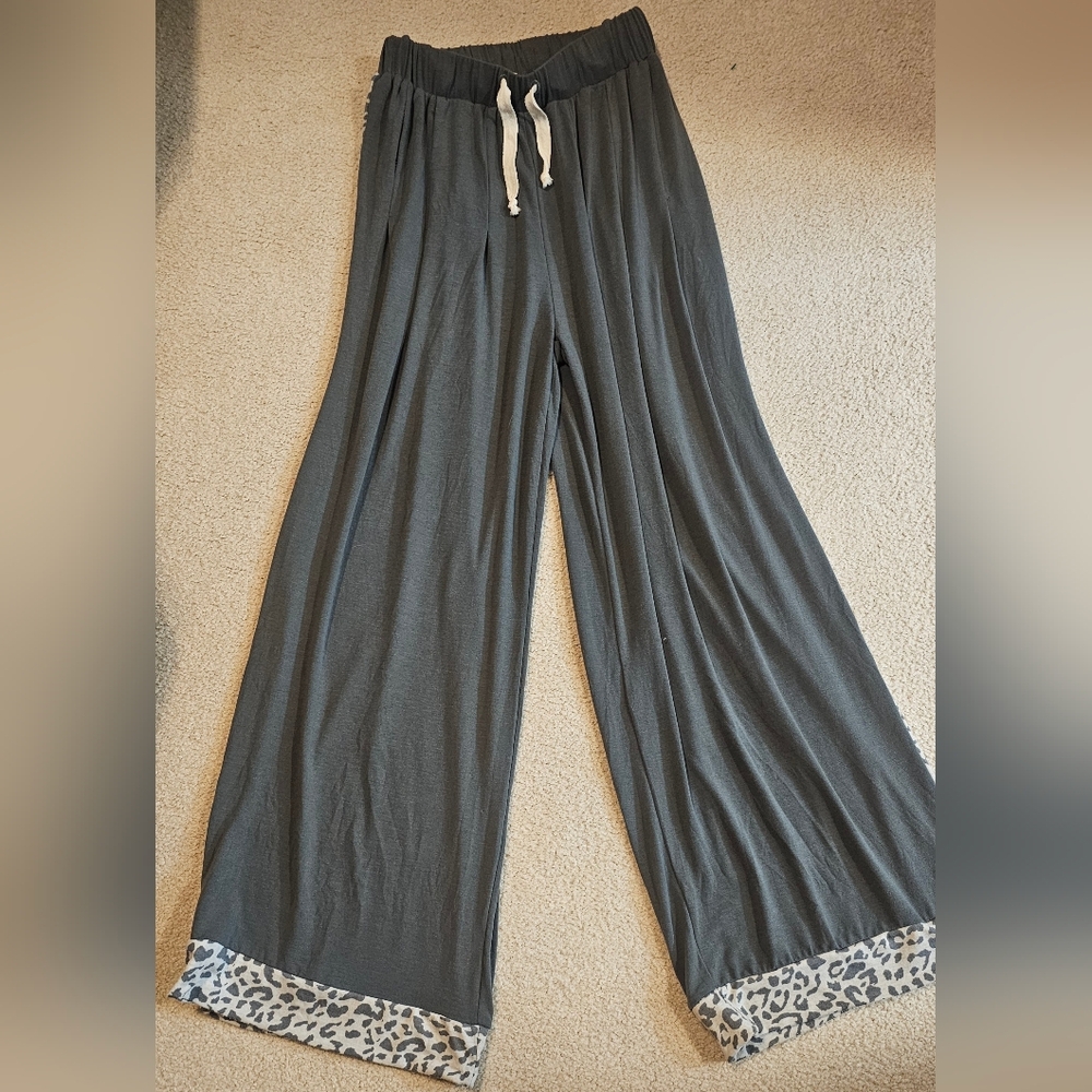 POL pleated wide-leg pants, in a  vintage-washed green Leopard Trim Size Med